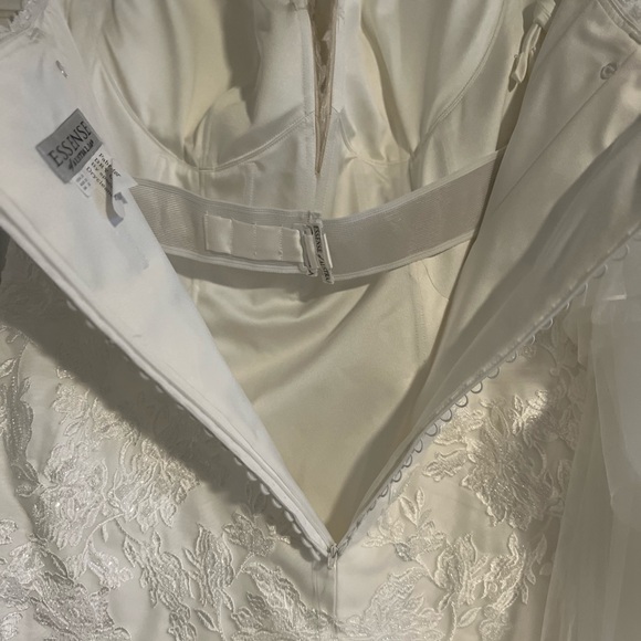 Ivory wedding gown with train - Picture 9 of 13